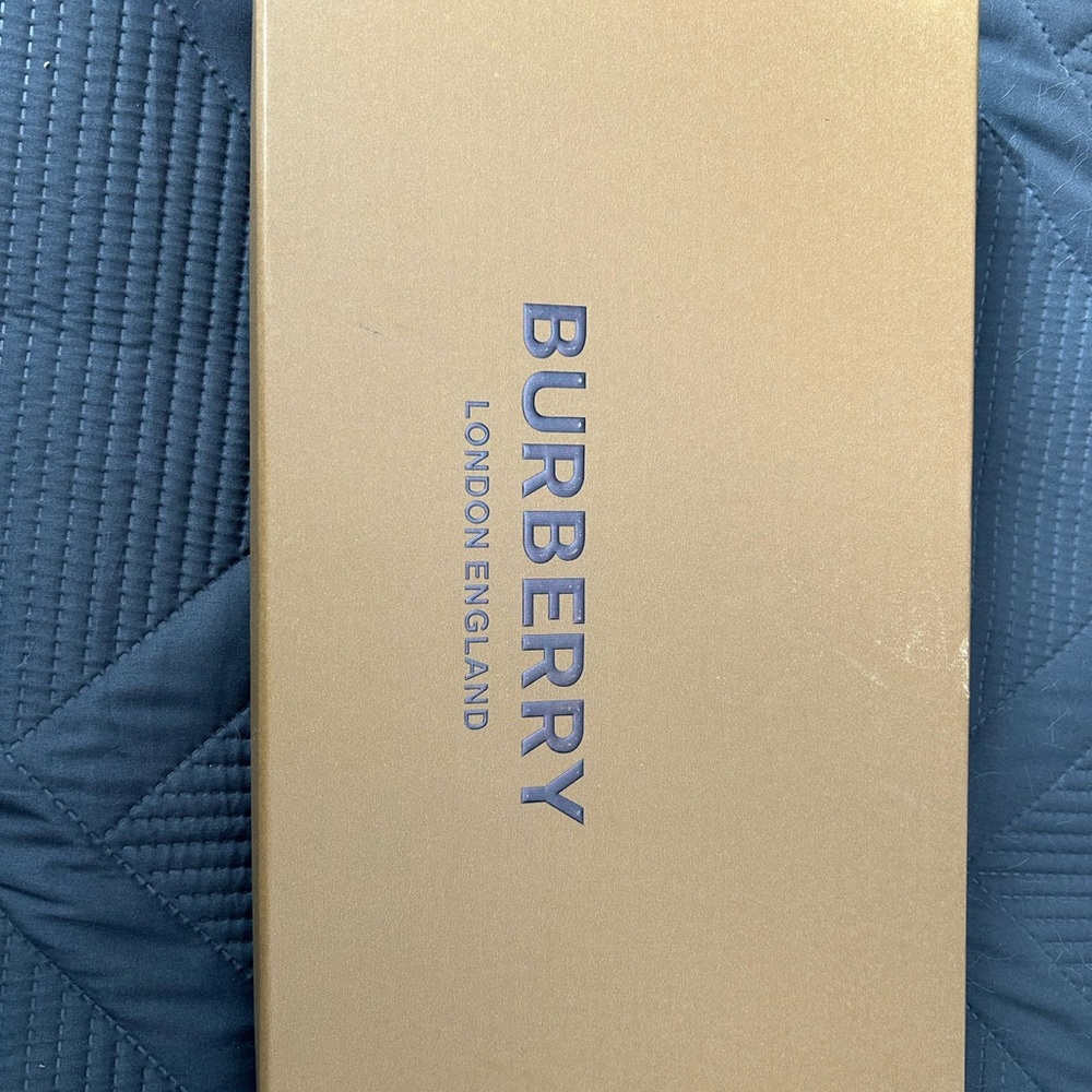 Burberry Gold Gift Box - Picture 3 of 5
